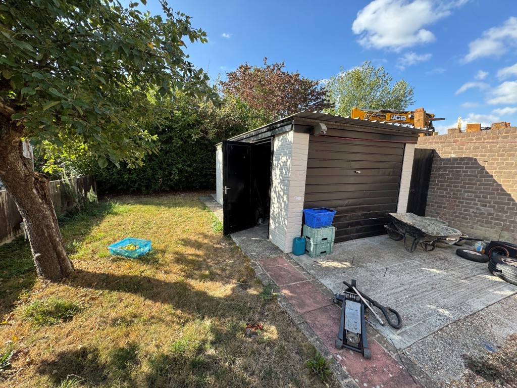 Lot: 118 - THREE-BEDROOM SEMI-DETACHED HOUSE WITH PARKING - Garage